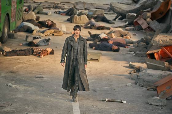 300억원대의 제작비가 투입된 여름 대작 '전지적 독자 시점'의 한 장면.  사진 롯데엔터테인먼트