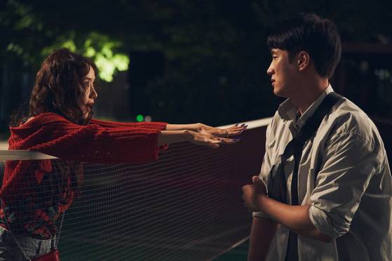 영화 '악마가 이사왔다'의 한 장면. 주연 임윤아(왼쪽)의 연기 변신이 기대되는 작품이다. 사진 CJ ENM