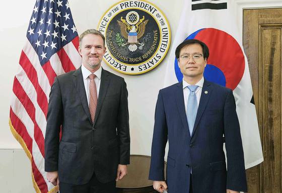 여한구 산업통상자원부 통상교섭본부장이 5일(현지시간) 미국 워싱턴 DC 미국무역대표부(USTR)에서 제이미슨 그리어 미국 무역대표부 대표와 기념 촬영하고 있다. 산업통상자원부