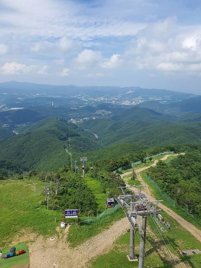 발왕산 스카이워크서 바라본 모나용평 전경. 평창=윤현주 기자