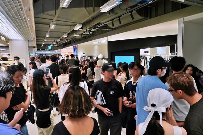 지난 4일 서울 소공동에 있는 롯데백화점 본점 9층 '키네틱 그라운드'에 입점한 '트리밍버드' 앞에서 고객들이 입장을 기다리고 있다. / 사진=롯데백화점 제공