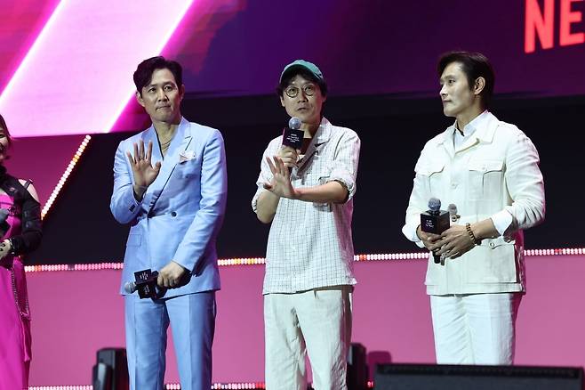 6월 28일 서울광장에서 열린 ‘오징어 게임 시즌3’ 팬 이벤트에서 배우 이정재, 황동혁 감독, 이병헌이 인사하고 있다. 사진=연합뉴스