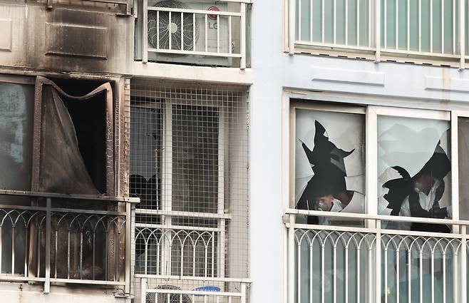 어린이 2명이 숨진 부산 기장군의 한 아파트 6층 화재 현장에서 지난 3일 경찰, 소방, 국립과학수사연구원 등이 합동 감식을 벌이고 있다. 연합뉴스