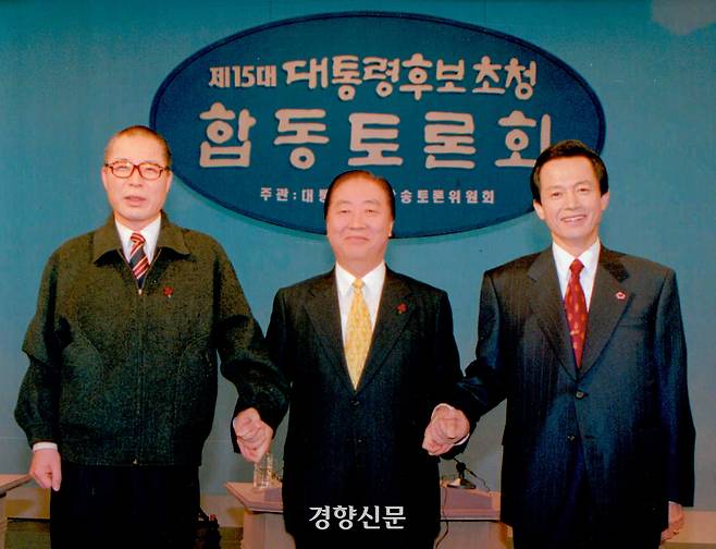 동성애를 두고는 1997년 대선 당시 국민승리21 후보 권영길이 가장 앞선 의견을 냈다. 사진은 그해 12월 합동토론회에 나온 권영길(왼쪽) 모습. 오른쪽은 당시 통일한국당 후보 신정일，공화당 후보 허경영이다. 국회사진기자단