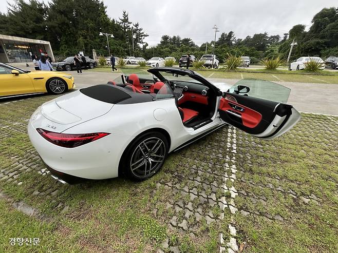 소프트 톱(지붕)을 완전히 열어젖힌 ‘메르세데스-AMG SL 43’.