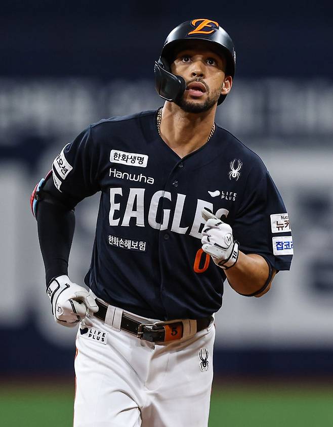 적응 완료 축포 한화 루이스 리베라토가 6일 고척 키움전 7회 3점 홈런을 때리고 베이스를 돌고 있다. 한화 이글스 제공