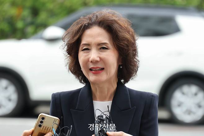 부총리 겸 교육부 장관에 지명된 이진숙 전 충남대 총장이 지난달 30일 서울 여의도에 마련된 인사청문회 사무실로 출근하며 취재진 질의에 답하고 있다. 성동훈 기자