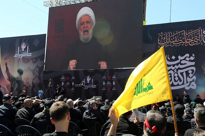 6일(현지시간) 레바논 베이루트 남부에서 열린 아슈라 행사에서 헤즈볼라 수장 나임 카셈이 영상을 통해 지지자들에게 연설하고 있다. EPA연합뉴스