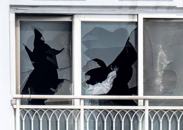 부산 기장군 아파트 화재로 9·6세 자매가 숨진 가운데 지난 3일 기장군의 한 아파트 6층 화재현장에서 경찰, 소방, 국립과학수사연구원 등이 합동 감식을 벌이고 있다. 이원준 기자