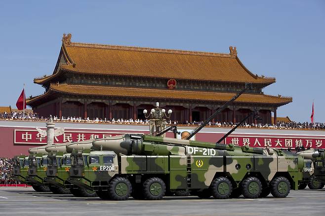 Chinese military vehicles carrying DF-21D anti-ship ballistic missiles, potentially capable of sinking a U.S. Nimitz-class aircraft carrier in a single strike, drive past Tiananmen Gate during a military parade to commemorate the 70th anniversary of the end of World War II in Beijing on Sept. 3, 2015. [AP/YONHAP]