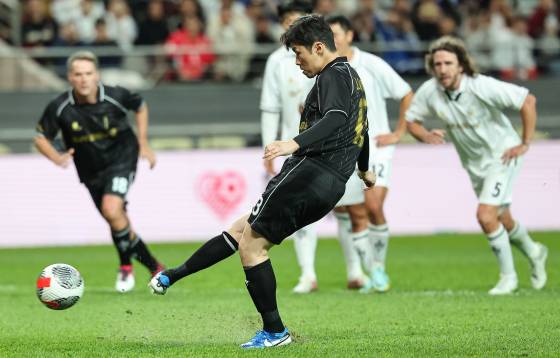FC Spear's Park Ji-sung passes the ball during the Nexon Icons Match against Shield United at Seoul World Cup Stadium in western Seoul on Oct. 20, 2024. [NEWS1]