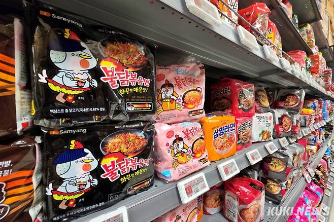 4일 서울 영등포구의 한 대형마트에서 불닭볶음면이 판매되고 있다. 김건주 기자