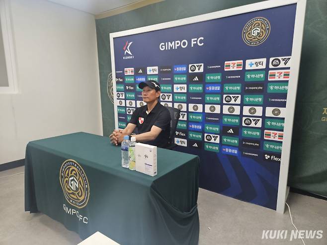 조성환 부산아이파크 감독이 6일 오후 7시 김포 솔터체육공원에서 열린 부산아이파크와의 '하나은행 K리그2 2025' 19라운드가 끝난 후 기자회견을 하고 있다. 송한석 기자