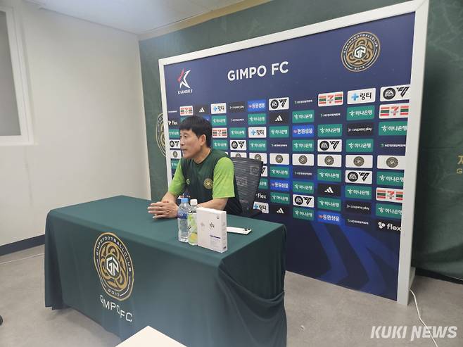 고정운 김포FC 감독이 6일 오후 7시 김포 솔터체육공원에서 열린 부산아이파크와의 '하나은행 K리그2 2025' 19라운드 경기 후 기자회견을 하고 있다. 송한석 기자