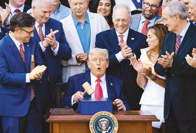 도널드 트럼프 미국 대통령이 4일(현지시간) 백악관 사우스론에서 대규모 감세 등 국정과제가 담긴 ‘크고 아름다운 법안’에 서명한 뒤 마이크 존슨(왼쪽) 하원의장이 건넨 의사봉을 두드리고 있다. 트럼프는 “이 법률이 시행되면 우리 경제는 로켓처럼 성장할 것”이라고 말했다. EPA연합뉴스