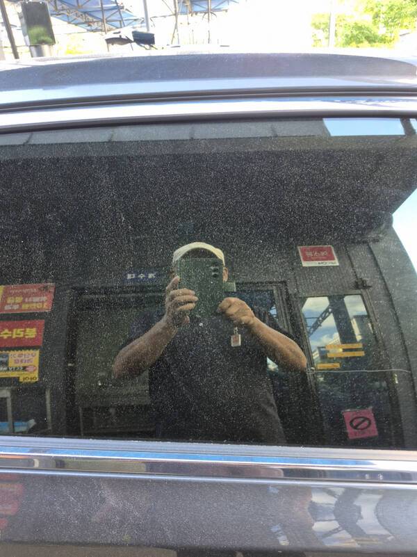 세차 직후의 차량이지만 공사장에서 날아온 먼지 탓에 금방 더러워졌다. 독자 제공