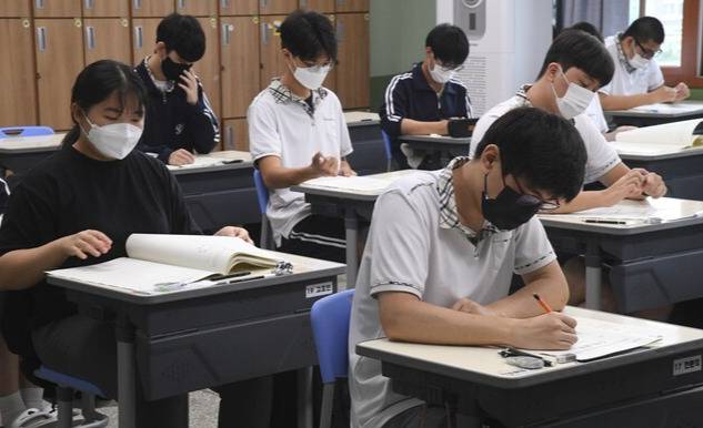 올해 서울대·고려대·연세대(SKY) 신입생 중 외국어고·과학고·국제고 등 특수목적고, 자율형사립고, 영재학교 출신 학생이 최근 5년간 최저치를 기록했다. 사진은 수능 준비를 하는 학생들. 경기일보DB