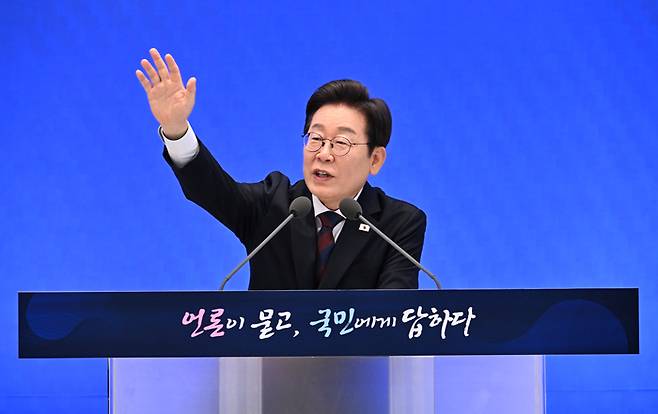 이재명 대통령이 3일 서울 종로구 청와대 영빈관에서 열린 취임 첫 공식 기자회견 ‘대통령의 30일, 언론이 묻고 국민에게 답하다’에 참석해 기자들의 질문에 답하고 있다. 2025.07.03. 대통령실사진기자단 김호영기자