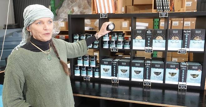 파이코헬스를 창업한 피아 윈버그 박사가 호주 토종의 녹색 해조류를 활용해 만든 제품을 소개하고 있다.