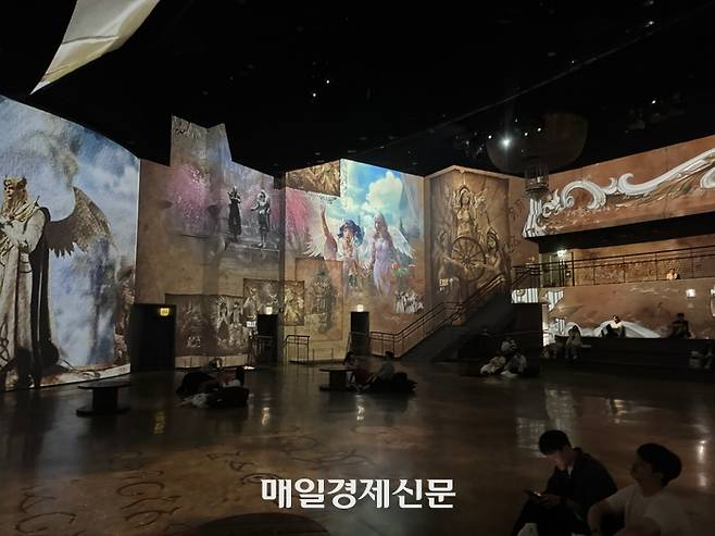 스마일게이트가 서울 광진구 워커힐 호텔 ‘빛의 시어터’에서 이달 6일까지 진행하는 미디어아트 전시 ‘빛의 여정’ 모습. [사진 = 정호준 기자]