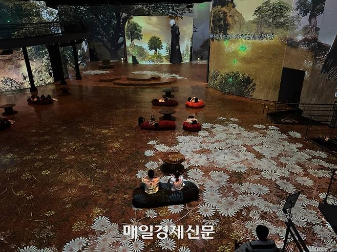 스마일게이트가 서울 광진구 워커힐 호텔 ‘빛의 시어터’에서 이달 6일까지 진행하는 미디어아트 전시 ‘빛의 여정’에서 관람객들이 전시를 감상하고 있다. [사진 = 정호준 기자]