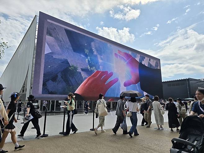 가로 27m 세로 10m 미디어파사드의 한국관.