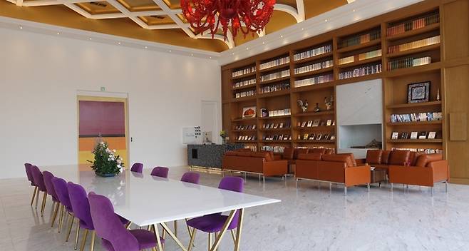 포프리 본사 입구에 들어서자마자 나타나는 로비는 호텔처럼 깔끔한 모습이다.