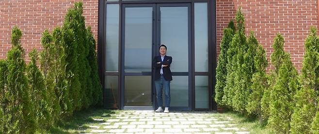 김회수 포프리 대표가 본사 건물 입구에서 포즈를 취하고 있다.