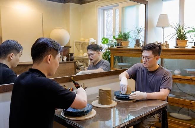 서울 ‘도예가와 함께 한굿 찻잔 빚기 체험’ / 사진=에어비앤비