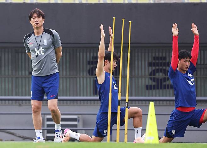 홍명보 축구대표팀 감독(왼쪽)이 훈련하는 선수들을 지켜보고 있다.  연합뉴스