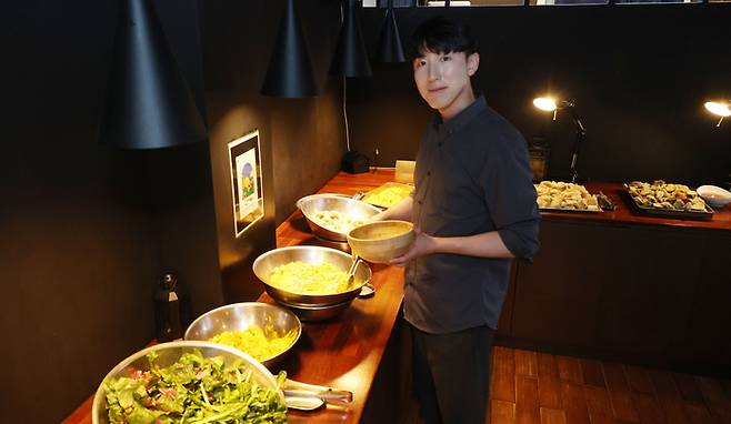 구교찬 스톡홀름 샐러드 대표가 서울 관악구에 있는 신림점 매장에서 샐러드를 담고 있다. [이승환 기자]