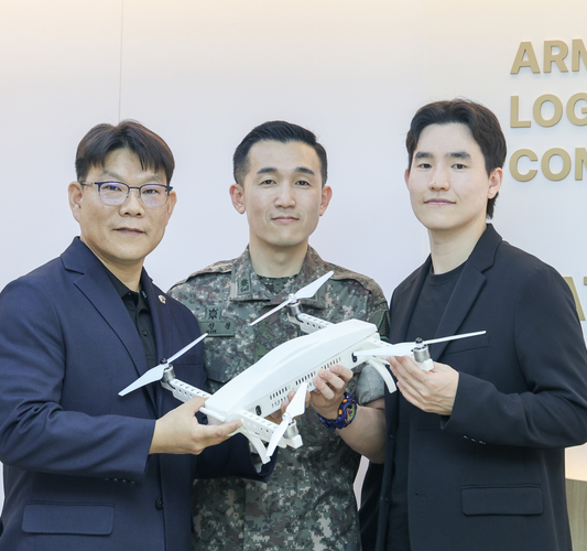 국방 3D프린팅 경진대회에서 장관상을 받은 육군 군수사령부 3명이 시제품 드론을 들어 보이고 있다. 왼쪽부터 장진수 사무관, 김진원 소령, 김두영 주무관. 육군