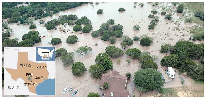 텍사스 중부 내륙 집어삼킨 돌발 홍수 지난 4일(현지시간) 미국 텍사스주 커 카운티 커빌(왼쪽 하단 지도)에서 집중호우에 따른 돌발 홍수로 주택이 잠기고 자동차가 물 위에 둥둥 떠다니는 대규모 침수 피해가 발생했다.  로이터연합뉴스