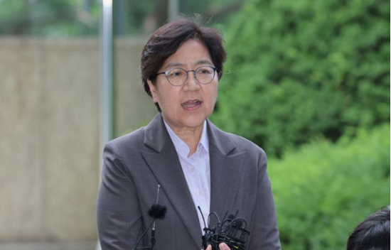 정은경 보건복지부 장관 후보자가 지난 6월30일 서울 중구 남대문로에 마련된 인사청문회 준비 사무실로 출근하며 취재진 질문에 답하고 있다. (사진=연합뉴스)