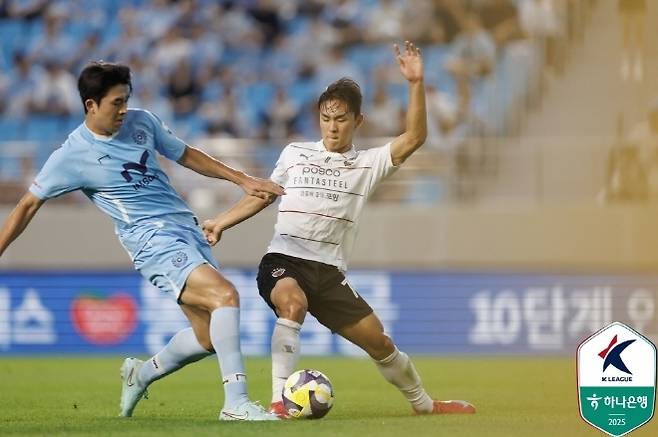황서웅(사진 오른쪽). 사진=한국프로축구연맹