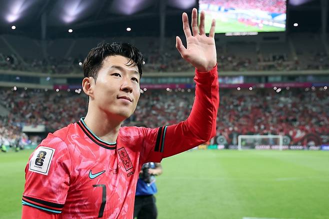 손흥민이 지난달 10일 서울월드컵경기장에서 열린 쿠웨이트와의 2026 북중미 월드컵 아시아 3차 예선 최종전에서 승리한 뒤 팬들에게 인사하고 있다. /사진=뉴스1