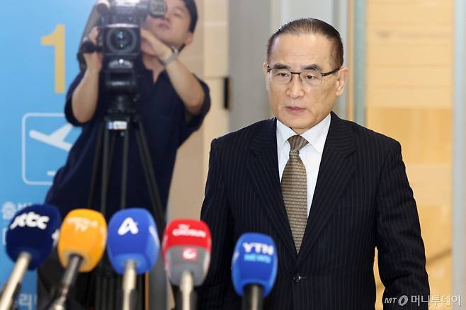 (인천공항=뉴스1) 민경석 기자 = 위성락 국가안보실장이 6일 오전 인천국제공항을 통해 미국으로 출국하고 있다. 위성락 실장은 미국 측 인사들과 관세 등 현안 관련 논의에 나설 계획이다. 2025.7.6/뉴스1 Copyright (C) 뉴스1. All rights reserved. 무단 전재 및 재배포, AI학습 이용 금지. /사진=(인천공항=뉴스1) 민경석 기자