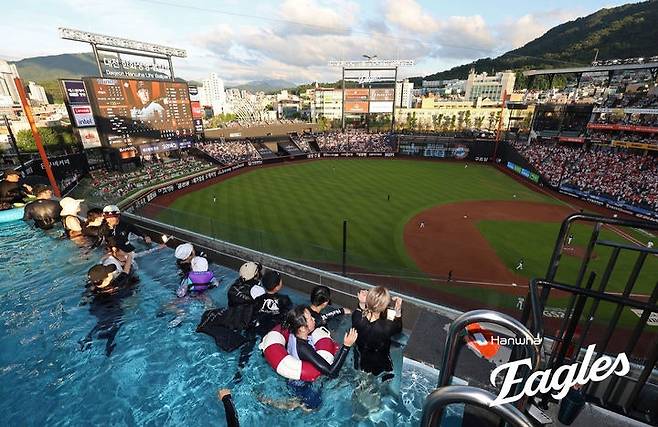 지난 1일 오후 대전한화생명 볼파크에서 열린 2025 KBO 리그 한화 이글스와 NC 다이노스 경기를 관중들이 인피니티 풀에서 관람하고 있다. /사진=한화이글스