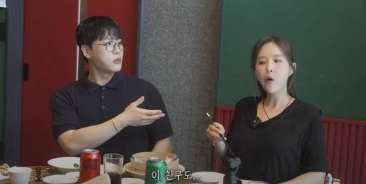 가수 문원과 결혼을 발표한 뒤 코요태 멤버 김종민 빽가에게 소개하는 '상견례' 영상을 올린 신지. 해당 영상에는 결혼을 만류하는 팬들의 댓글이 쏟아졌다. /사진=유튜브 영상 갈무리