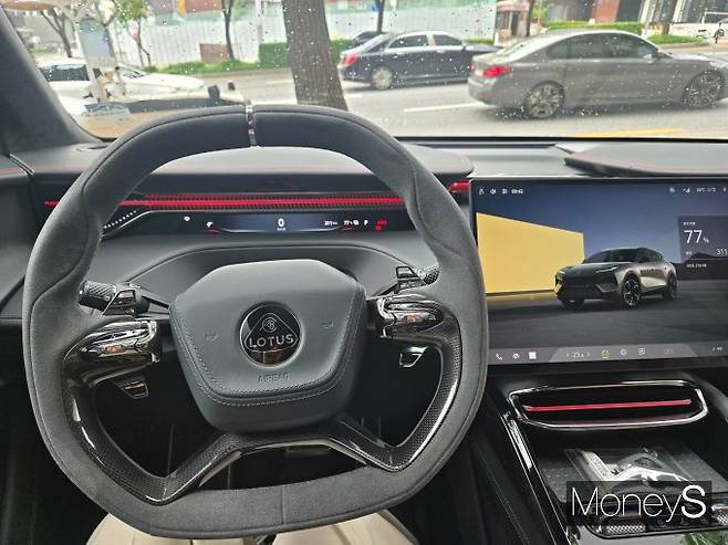 실내에는 15.1인치 HD OLED 디스플레이가 탑재됐다. /사진=김이재 기자