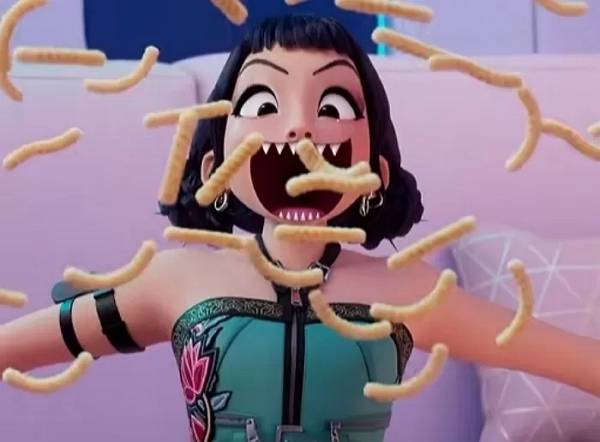 사진은 넷플릭스 영화 '케이팝 데몬 헌터스' 속 헌트릭스 멤버 조이가 새우깡과 비슷한 모양의 과자를 뜯는 모습. /사진=넷플릭스