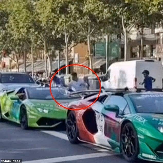 한 남성이 신호 대기 중 차 안에서 손목시계를 강탈당한 순간이 포착됐다. 데일리메일