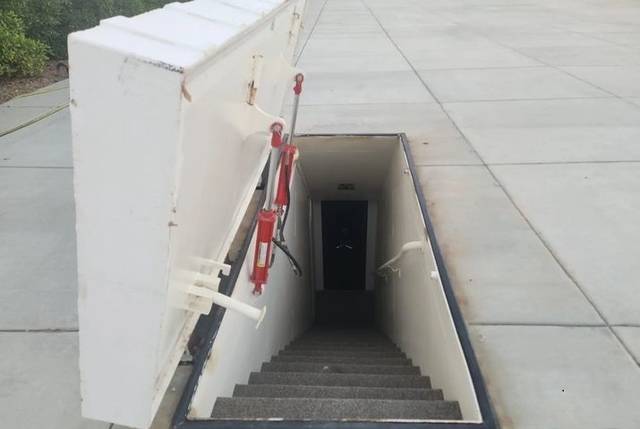 케이틀린 존슨이 거주 중인 지하 벙커로 들어가는 입구. 뉴욕포스트