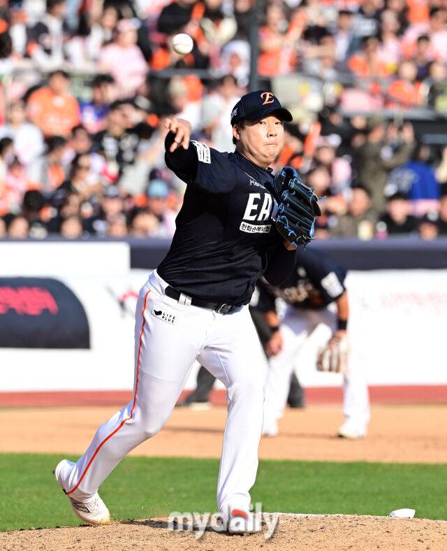 2025년 3월 22일 오후 경기도 수원KT위즈파크에서 '2025 신한 SOL뱅크 KBO 리그' 한화 이글스와 KT 위즈의 경기. 한화 한승혁이 8회말 구원등판해 1사 1루 오윤석 타석 때 1루로 견제하고 있다./마이데일리