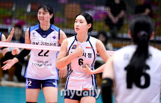 5일 충청북도 단양군체육관에서 '2025 한국실업배구연맹&프로배구퓨처스 챔프전 단양대회', 대구시청과 IBK기업은행의 경기가 열렸다. 대구시청 이진이 작전을 지시하고 있다./유진형 기자