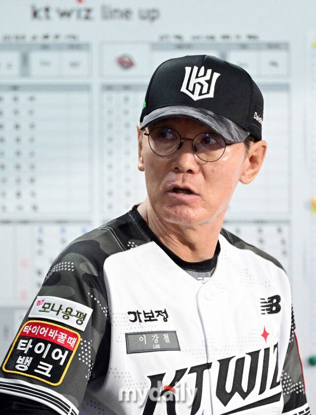 2025년 6월 11일 오후 경기도 수원시 KT위즈파크에서 '2025 신한 SOL뱅크 KBO 리그' 롯데 자이언츠와 KT위즈의 경기가 열렸다. KT 이강철 감독이 투수 교체를 지시하고 있다./마이데일리