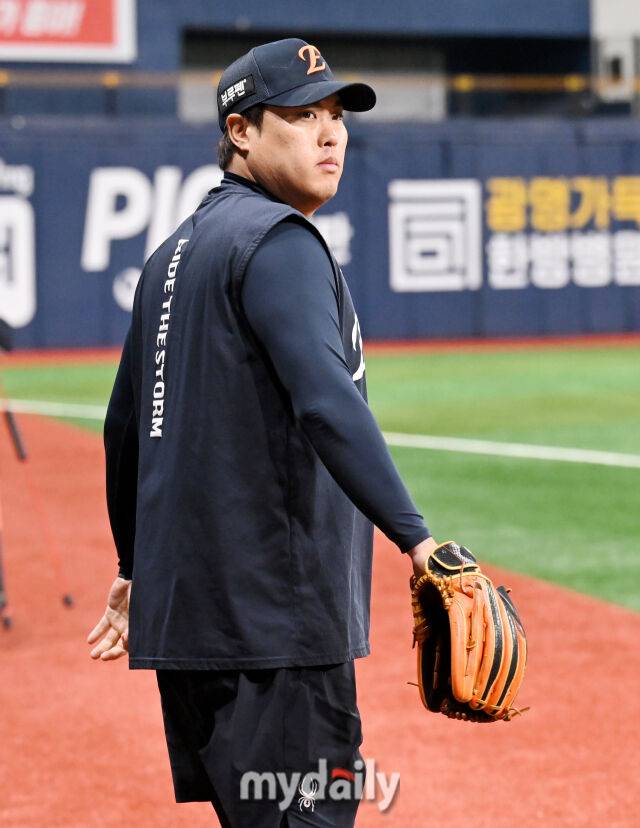 9일 오후 서울 고척동 고척스카이돔에서 진행된 '2025 프로야구 KBO리그' 키움히어로즈와 한화 이글스의 경기. 한화 류현진이 경기전 훈련에 나서고 있다./마이데일리