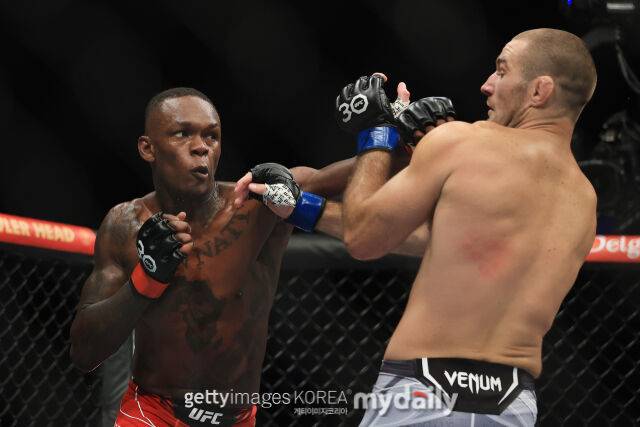 아데산야(왼쪽)가 UFC 293에서 스트릭랜드에게 펀치를 날리고 있다. /게티이미지코리아