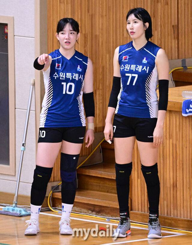 2025년 7월 3일 충청북도 단양군체육관에서 '2025 한국실업배구연맹&프로배구퓨처스 챔프전 단양대회', 현대건설과 수원특례시청의 경기가 열렸다. 수원특례시청 고민지와 김나희가 이야기를 나누고 있다./마이데일리