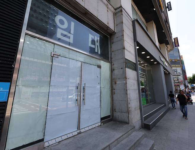 22일 서울 시내 한 건물에 임대 안내문이 붙어있다. [연합]